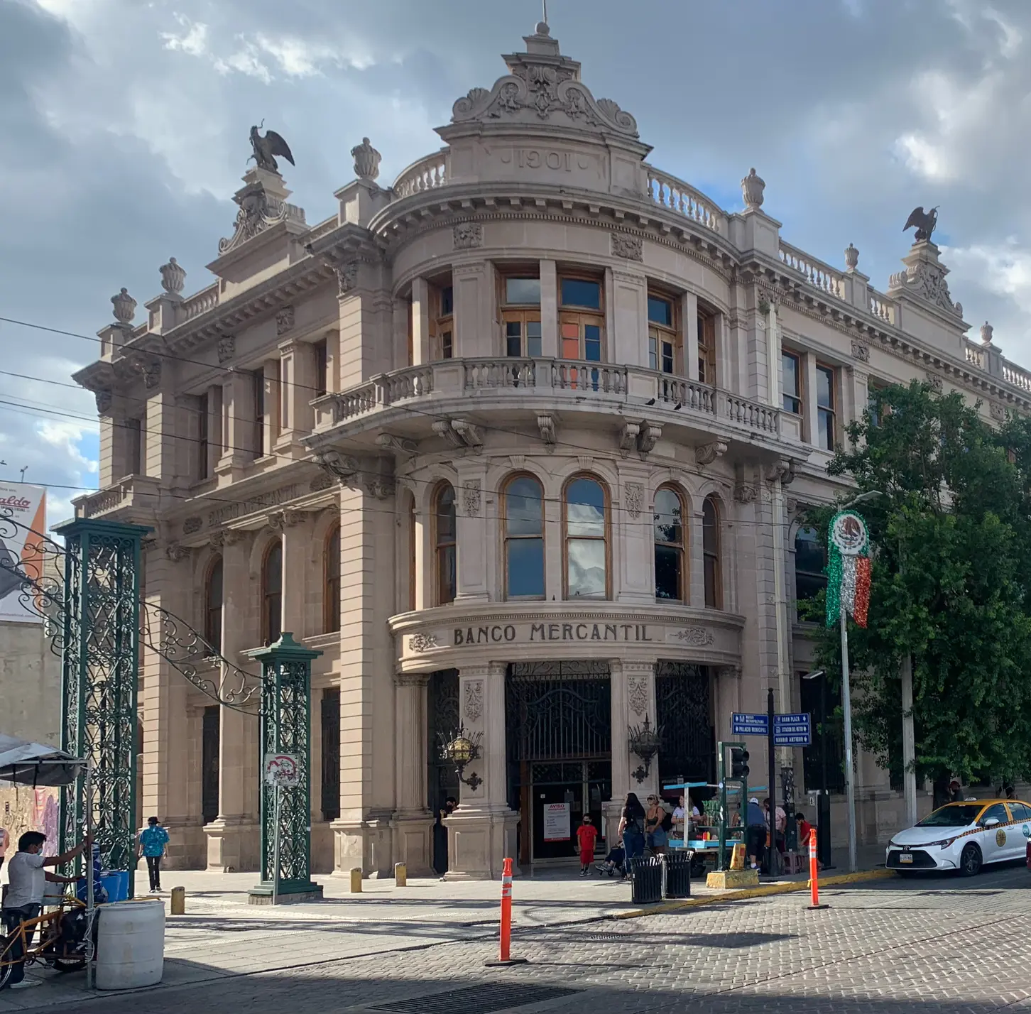 <p>Banco Mercantil 似乎就是个银行……</p>
