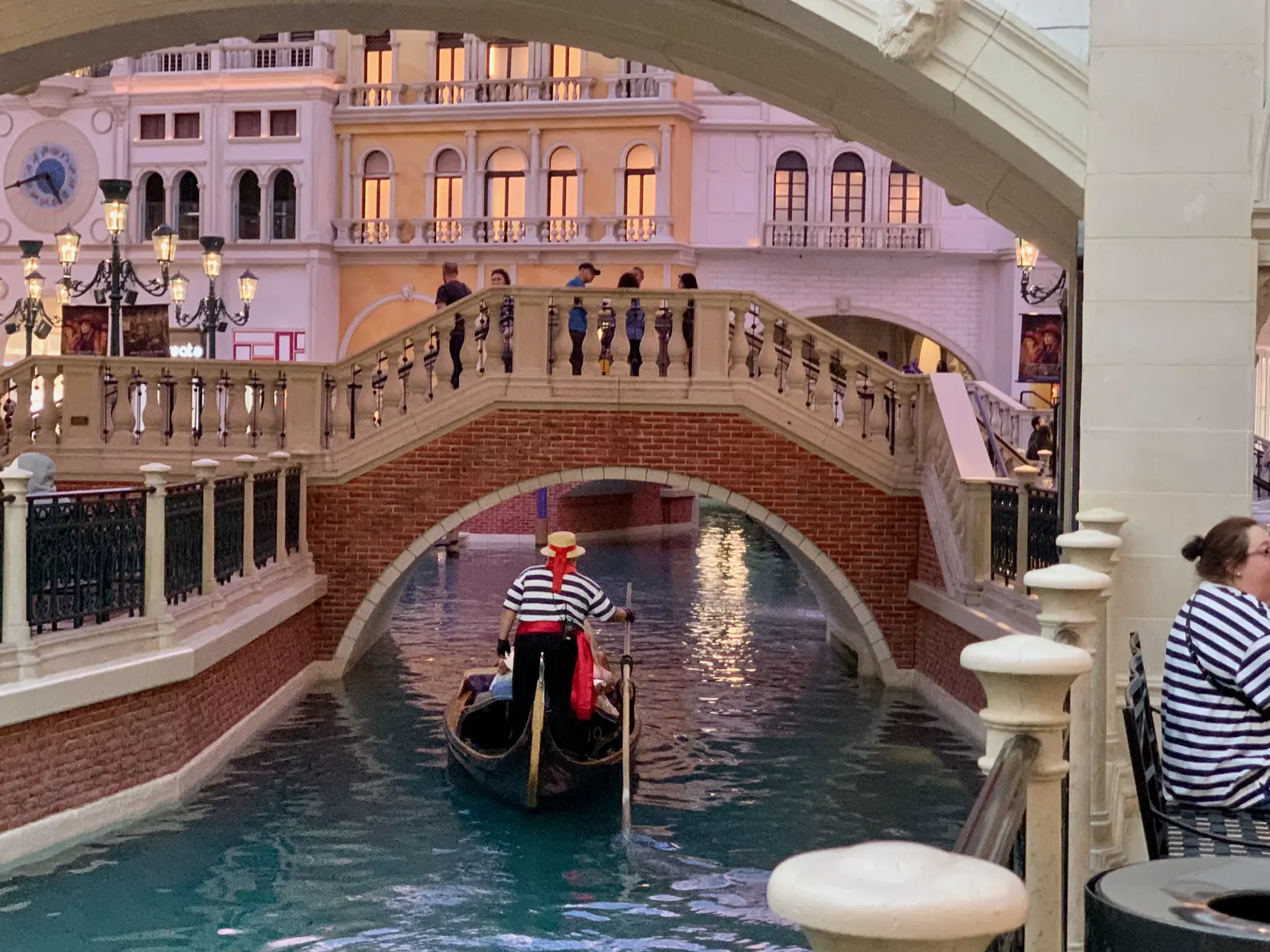 <p>为了保证视觉效果不受外界天气、阳光影响,他们没用室外采光,自己用灯光模拟出了对应的效果。注意这里是室内二楼……</p>