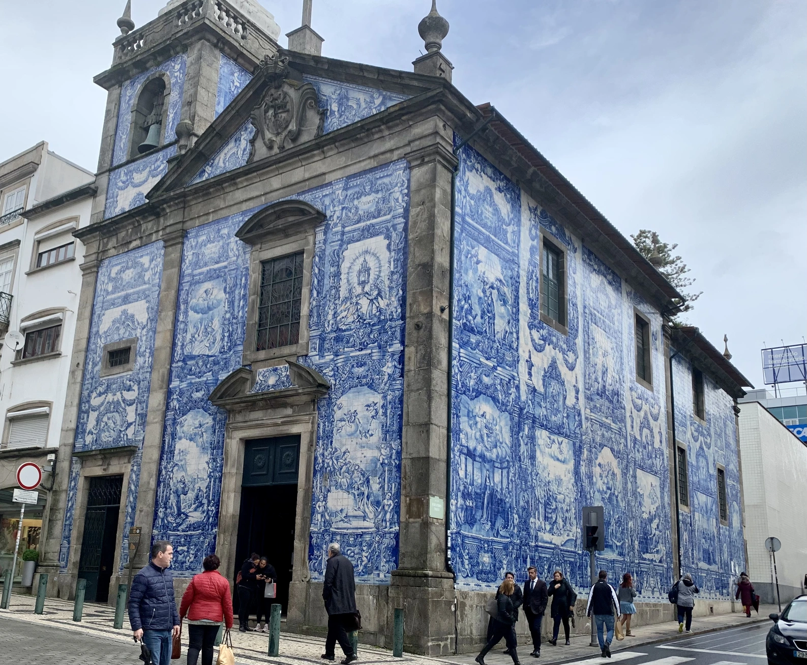 <p>路上遇到的一幢小房子，我也不知道是干啥的……好像这边很喜欢用蓝色啊……</p>
