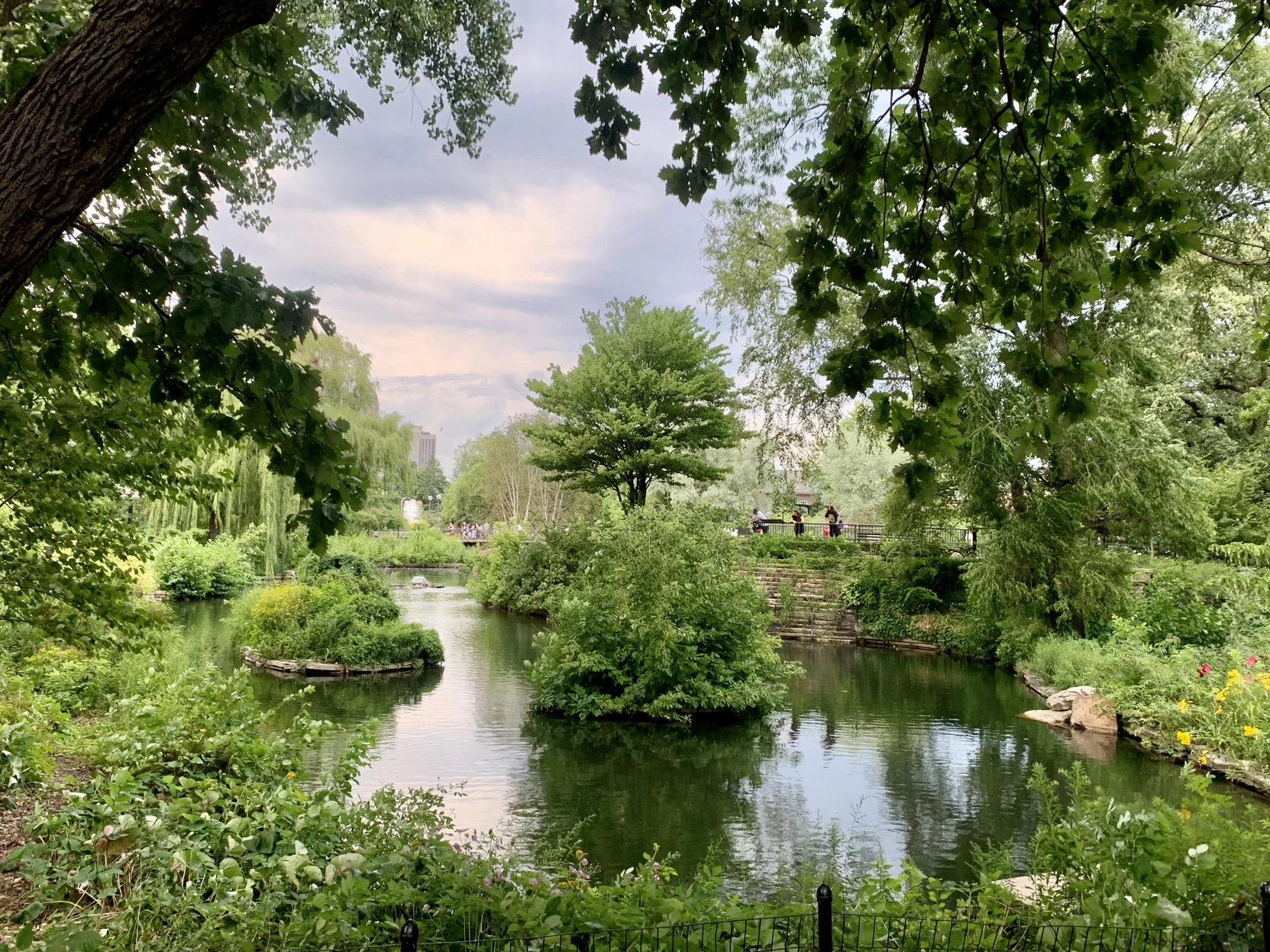 <p>Lincoln Park Zoo，藏在 Lincoln Park 里</p>
