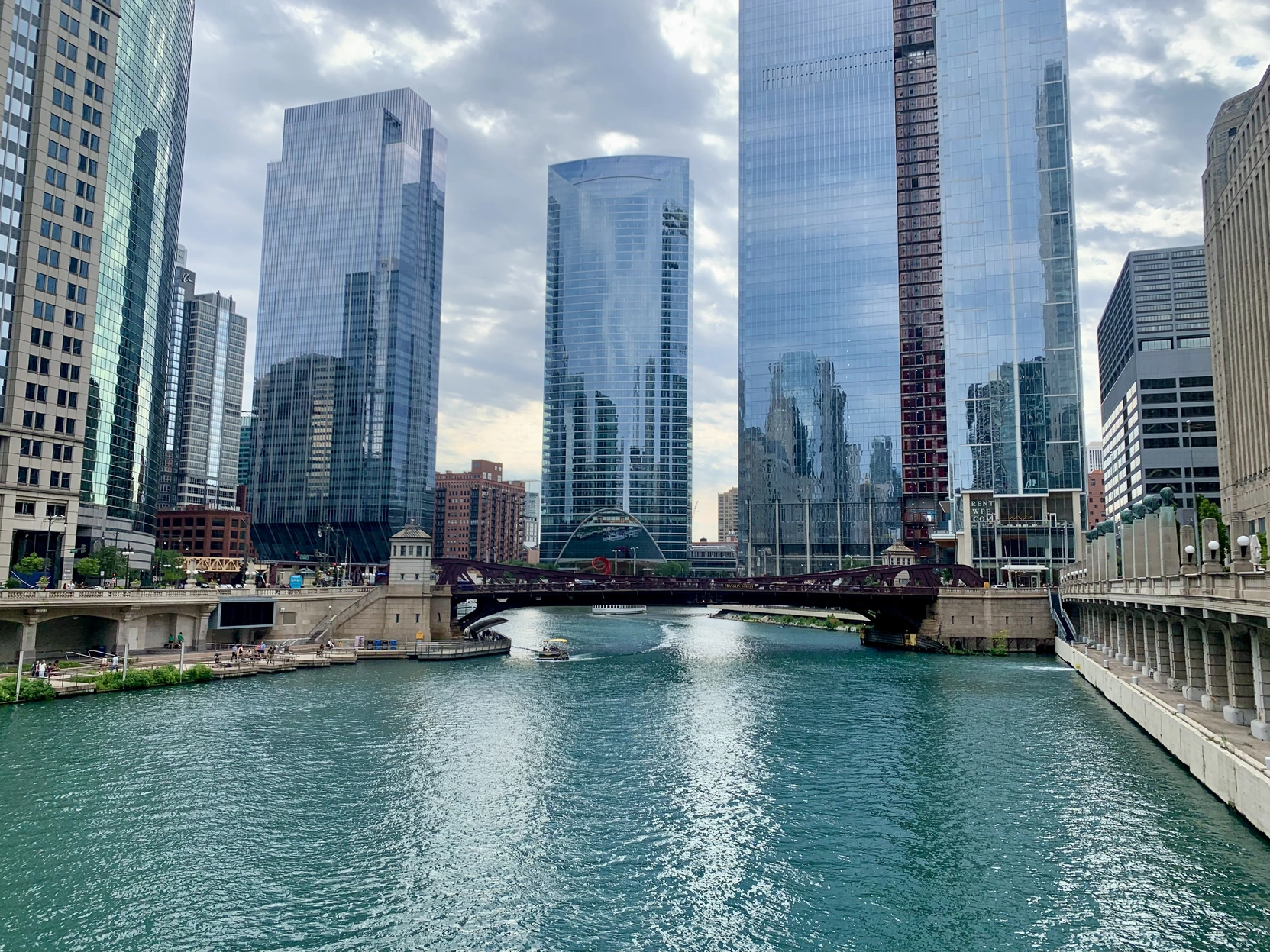 <p>Chicago Riverwalk，夏天的时候特别舒服</p>
